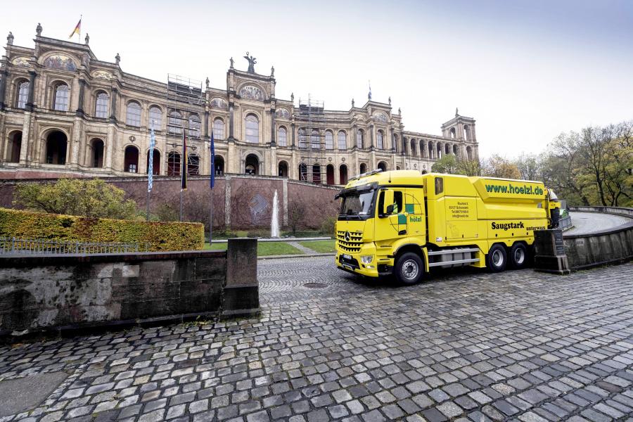  Mercedes-Benz Arocs 3253 L vacuumcleaner RSP Giant XXL 2017 года  (фото 1 из 5)